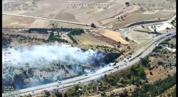 Bomberos trabajan en la extinción del incendio de un camión cisterna en la A-1