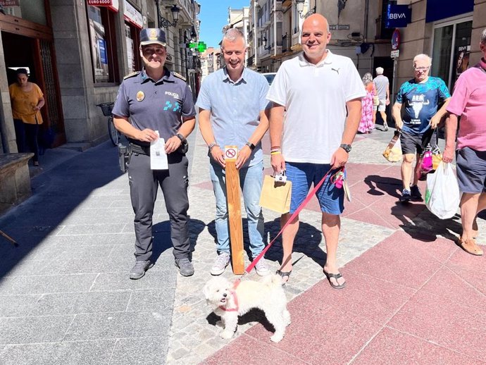 El alcalde de Jaca, Carlos Serrano, el concejal de Medio Ambiente, Sergio Cajal, y el jefe de la Policía Local, César Ara, en la presentación de la campaña este miércoles en Jaca.