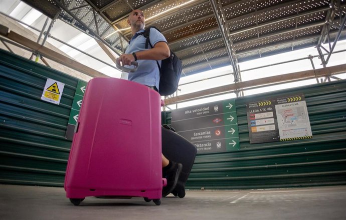 Un hombre camina con una maleta por una de las instalaciones de la estación de Chamartín, a 16 de julio de 2024, en Madrid (España). Los trabajos en la estación de Madrid Chamartín Clara Campoamor reorganizan a partir de hoy los accesos a los servicios de