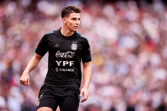 Archivo - Julian Alvarez of Argentina looks on during the training session of Argentina at San Mames on May 28, 2022, in Bilbao, Spain. Argentina will face Italy in Wembley on June 1 as part of the Finalissima Trophy.