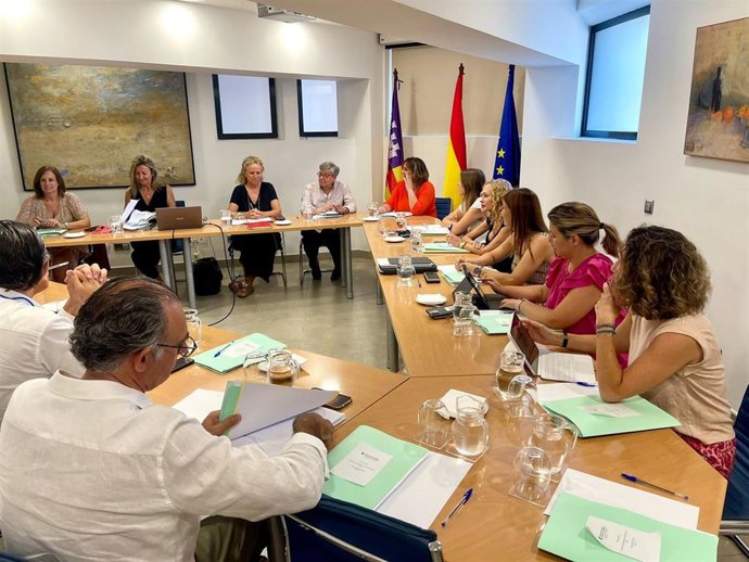 La consellera de Presidencia y Administraciones Públicas, Antnia Maria Estarellas, preside la primera reunión de la Comisión Interdepartamental de Govern Obert.