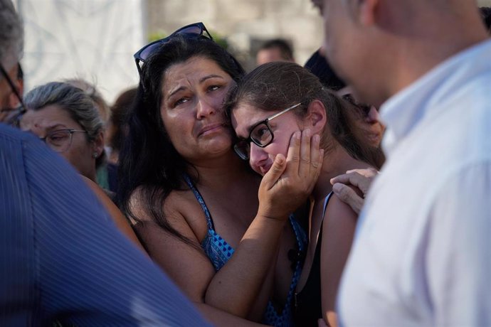 Imagen de familiares de Santiago Leyenda durante el minuto de silencio.