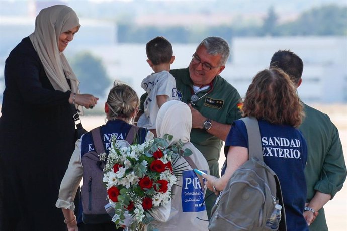 Imágenes de la llegada de quince niños gazatíes que recibirán atención en España en la base aérea de Torrejón de Ardoz (Madrid) el 24 de julio de 2024