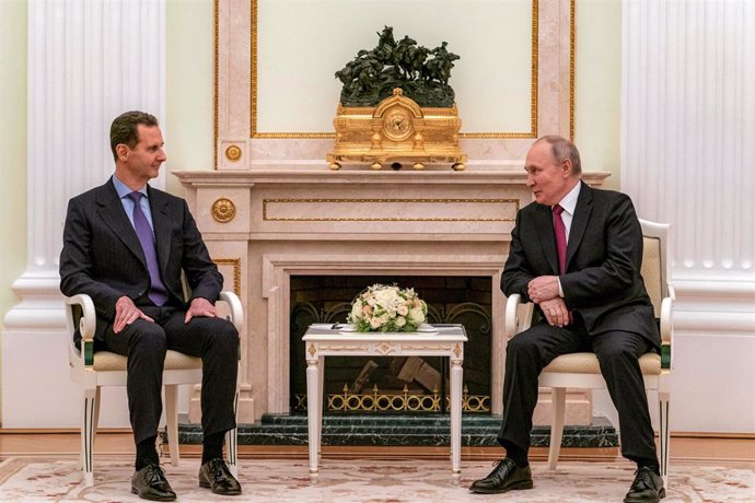 Archivo - Fotografía de archivo de la reunión celebrada en el Kremlin en marzo de 2023 entre el presidente de Rusia, Vladimir Putin (d), y el presidente de Siria, Bashar al Assad (i)