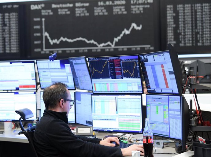 Archivo - 16 March 2020, Frankfurt/Main: A stock trader sits in front of his monitors in the trading room of the Frankfurt Stock Exchange. As a result of the worsening coronavirus crisis, the German share index Dax has fallen below the 9000 point mark. Ph