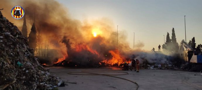 Un incendio afecta a una planta de residuos en el Polígono Industrial Juan Carlos I