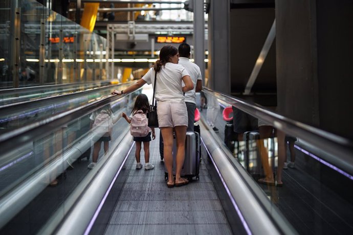 Varios viajeros en la terminal 4 del Aeropuerto Adolfo Suárez Madrid-Barajas, a 24 de julio de 2024, en Madrid (España). 