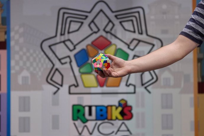 Campeonato europeo de cubos de Rubik en el Navarra Arena.