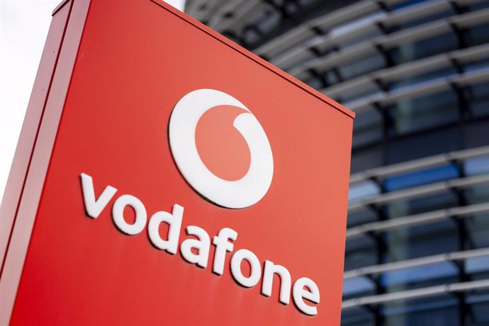 Archivo - FILED - 29 May 2024, North Rhine-Westphalia, Düsseldorf: A company sign with the Vodafone logo stands in front of the company headquarters. lecommunications provider Vodafone is looking to invest some ·140 million ($151 million) in artificial in