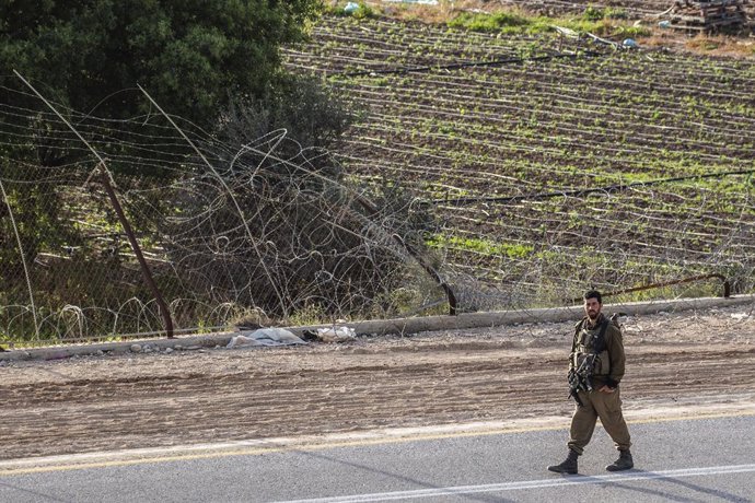 Archivo - Un soldado de Israel cerca de la valla de separación en la ciudad cisjordana de Tulkarem (archivo)