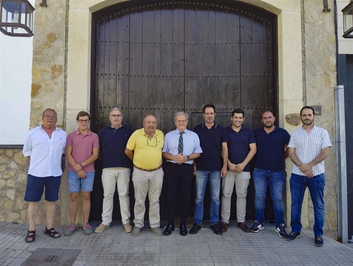 Salvador Fuentes y Julio Criado (centro) en la visita a Castro del Río para conocer los detalles del Concurso Nacional de Doma Vaquera.