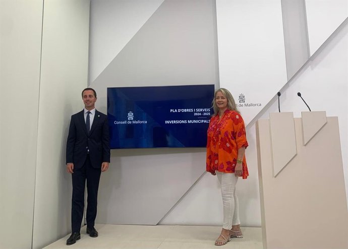 El presidente del Consell de Mallorca, Lloren Galmés, y la consellera insular de Promoción Económica y Desarrollo Local, Pilar Amate, en rueda de prensa.