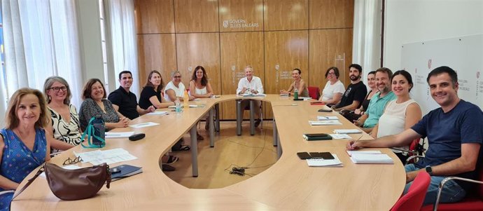 El director general de Asuntos Sociales, José Falcó, reunido con representantes de entidades del tercer sector.