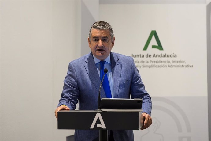 El consejero de Presidencia, Interior, Diálogo Social y Simplificación Administrativa de la Junta de Andalucía, Antonio Sanz, durante la firma del contrato de la nueva Red Corporativa de Telecomunicaciones de la Junta de Andalucía. (Foto de archivo).