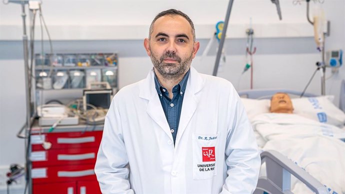 Raúl Juárez, Premio Extraordinario de Doctorado de la UR con su tesis 'Gestión de la sangre del paciente crítico en UCIs españolas"