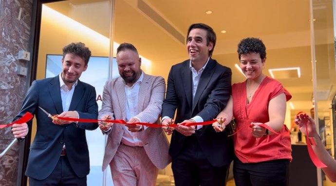 Inauguració d'una botiga d'Aquí tu Reforma 