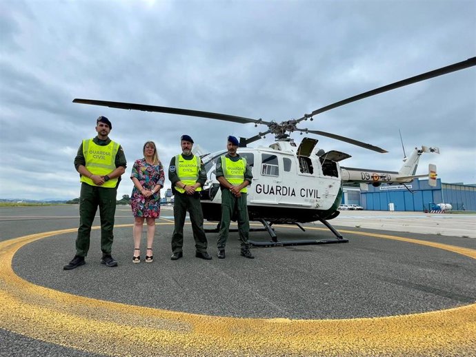 La delegada del Gobierno visita el helicóptero de la Guardia Civil