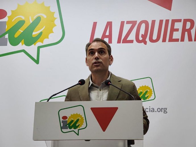 El coordinador general de IU Andalucía, Toni Valero, en rueda de prensa en Sevilla. (Foto de archivo).