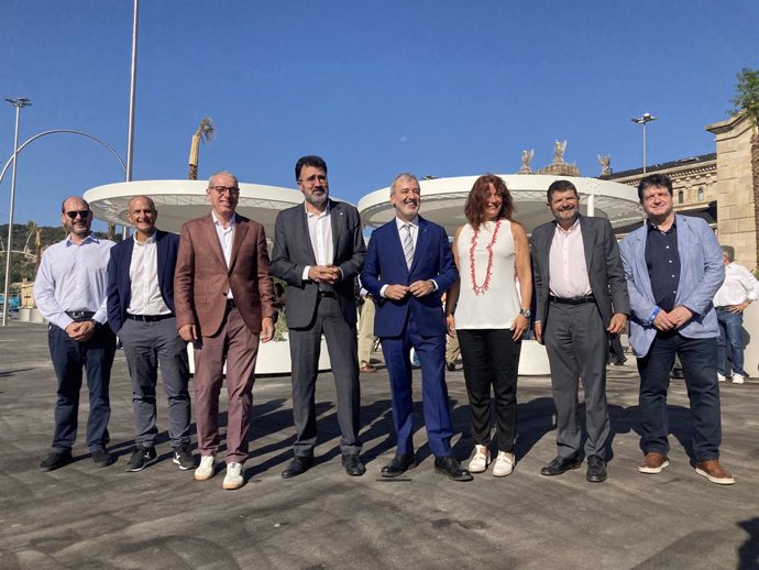 L'alcalde de Barcelona, Jaume Collboni; el president del Port de Barcelona, Lluís Salvadó; els tinents d'alcalde Laia Bonet i Albert Batlle; el director general del Port, José Alberto Carbonell, i el director del Port Vell, David Pino, entre d'altres