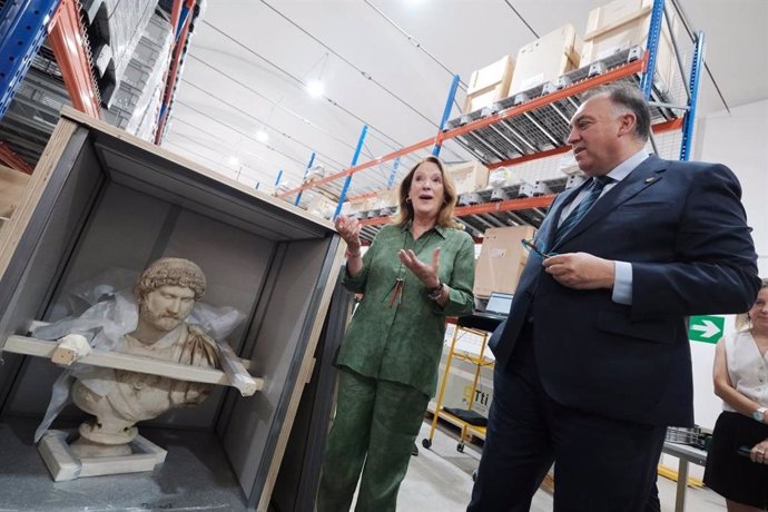 El consejero de Turismo, Cultura y Deportes, Arturo Bernal, en el Centro Logístico del Patrimonio Cultural de Andalucía de La Rinconada (Sevilla).