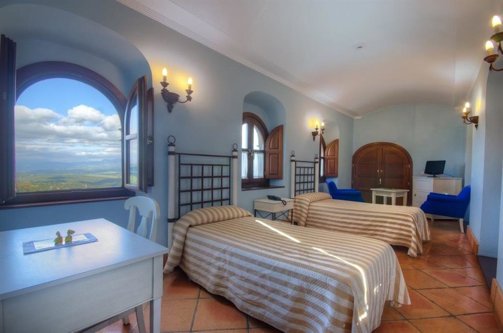 Archivo - Habitación en el Castillo de Castellar.