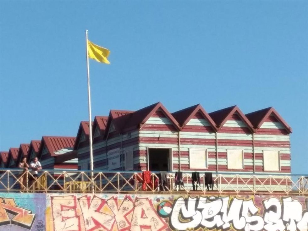Archivo - Bandera amarilla en la playa de La Arena, en Muskiz (Bizkaia).