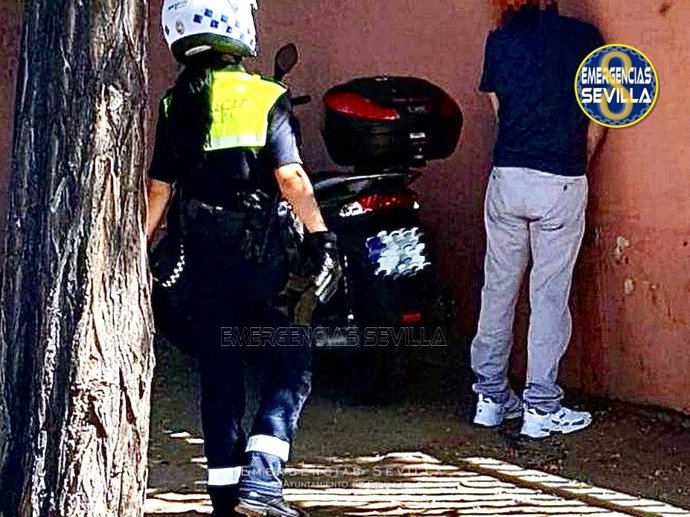 Una treintena de personas denunciadas por orinar en la vía pública durante la Velá de Santa Ana (Sevilla).