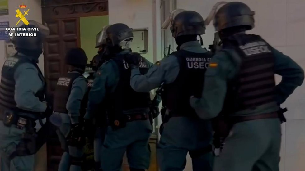 Intervención de la Guardia Civil en uno de los narcopisos desarticulados en Almonte (Huelva).