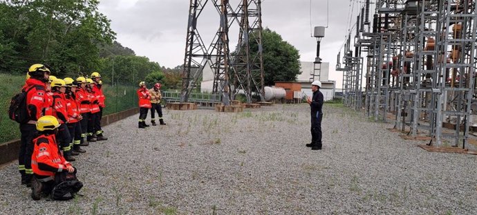 Formación de bomberos sobre riesgos eléctricos.
