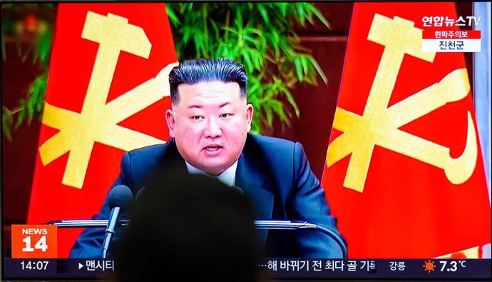 Archivo - El líder de Corea del Norte, Kim Jong Un, en un informativo emitido a través de una televisión en una estación de tren en la capital de Corea del Sur, Seúl (archivo)