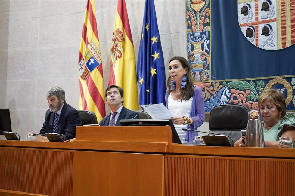 La presidenta de las Cortes de Aragón, Marta Fernández, da lectura a la declaración institucional de apoyo a la candidatura de la ciudad de Huesca para ser subsede del Campeonato Mundial de Fútbol 2030.