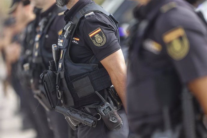 Agentes de policía durante la presentación de los policías que reforzarán la plantilla de la Policía Nacional en la provincia de Valencia durante la Operación Verano 2024, en el Paseo Neptuno, a 27 de junio de 2024, en Valencia, Comunidad Valenciana (Espa