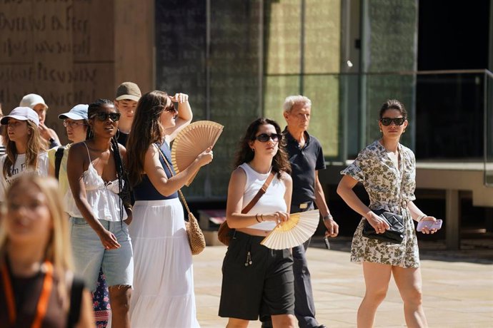 Imágenes de personas por las calles de la capital de la Costa del Sol   soportando elevadas temperaturas, a 24 de julio de 2024, en Málaga, Andalucía (España). 