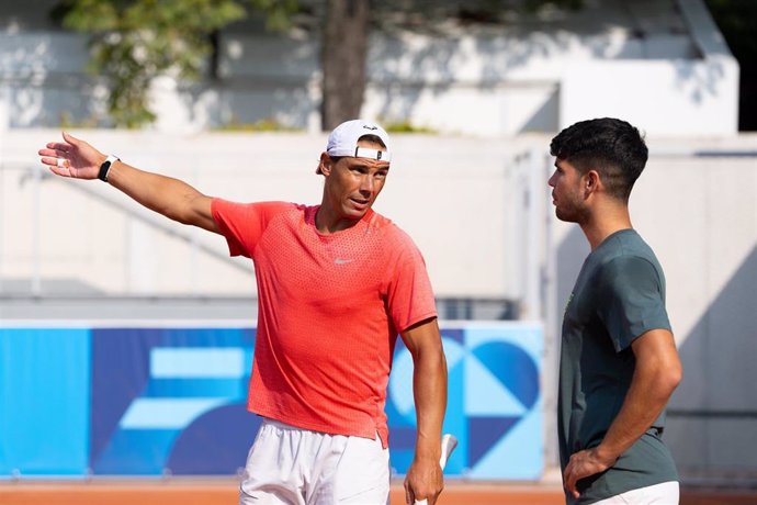 Rafael Nadal y Carlos Alcaraz durante su entrenamiento en Paris 2024