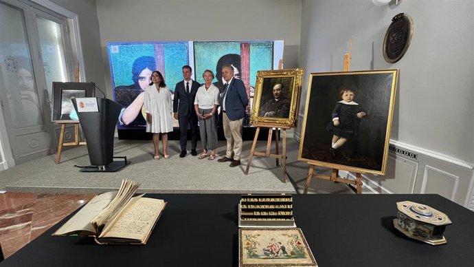 La diputada de Cultura, Raquel Contreras, y el presidente de la Diputación, Borja Suárez, con los organizadores de la muestra