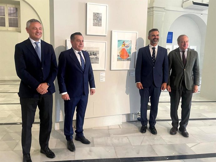El consejero de Sostenibilidad, Ramón Fernández-Pacheco, tercero por la izquierda en la imagen, en la exposición 'Agua, memoria líquida', organizada en La Galería de ABC en Sevilla.