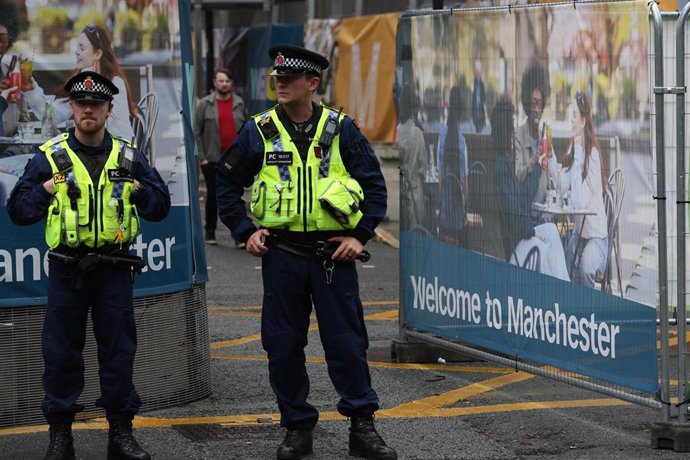 Archivo - September 30, 2023, Manchester, Greater Manchester, United Kingdom: Police officers guard entry points in the fencing surrounding the conference. Police implement a security ring of steel in the streets around the Central Convention Complex and 