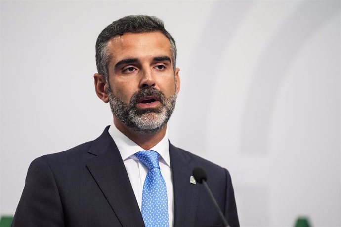 El consejero de Sostenibilidad, Medio Ambiente y Economía Azul de la Junta de Andalucía y portavoz del gobierno, Ramón Fernández-Pacheco, comparece en la rueda de prensa posterior al Consejo de Gobierno, a 23 de julio de 2024, en Sevilla (Foto de archivo)