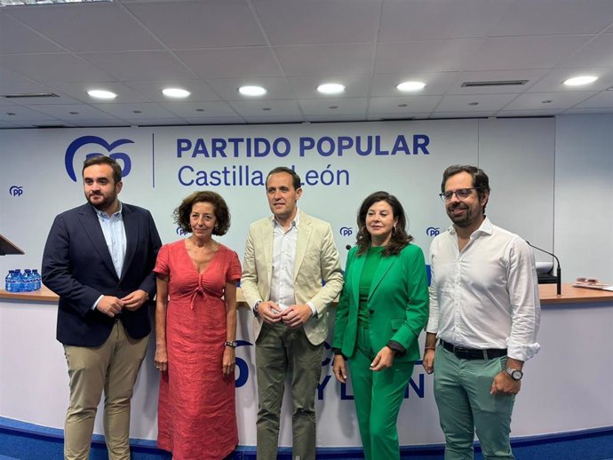 El presidente del PP Valladolid, Conrado Íscar y la senadora por Valladolid Arenales Serrano Argüello; acompañados por la diputada Mercedes Cantalapiedra; el diputado Eduardo Carazo Hermoso y el senador José Ángel Alonso Pérez.