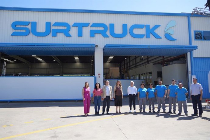 La primera teniente de alcalde de La Rinconada, Raquel Vega, ha visitado las instalaciones de Surtruck junto al concejal de Formación y Empleo, Antonio Marín Luque.