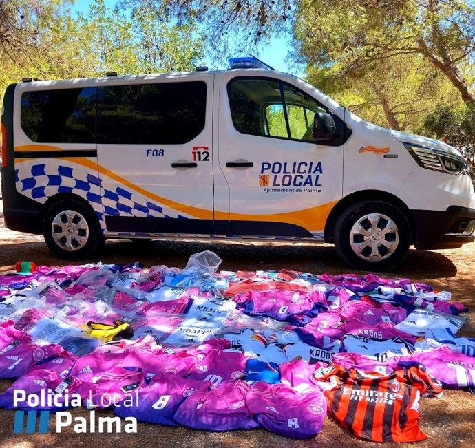Material incautado a un grupo de vendedores ambulantes que se dieron a la fuga.