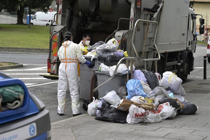 Inicio de los trabajos de la recogida de basura de emergencia en A Coruña.