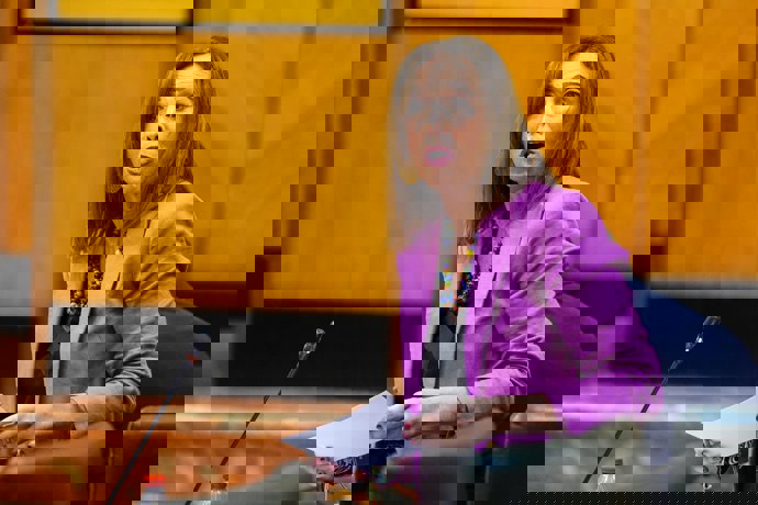 La consejera de Fomento, Articulación del Territorio y Vivienda, Rocío Díaz, en el pleno del Parlamento.