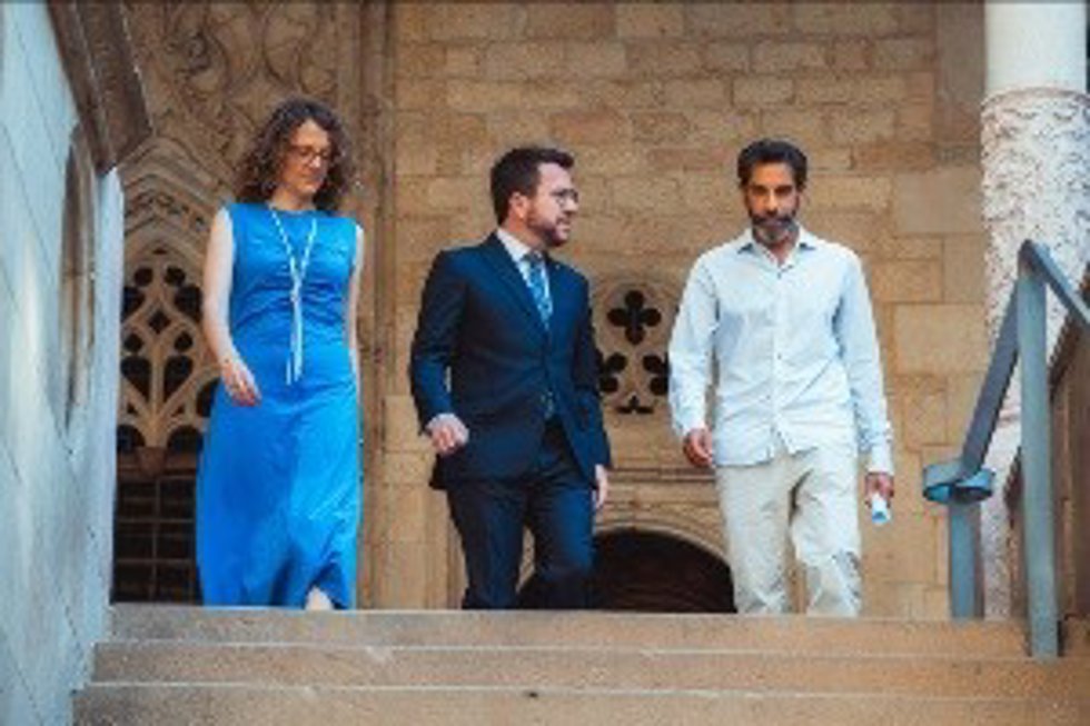 La consellera Tnia Verge, el presidente Pere Aragons y Pedro Casermeiro (Rromane Sikliovne)