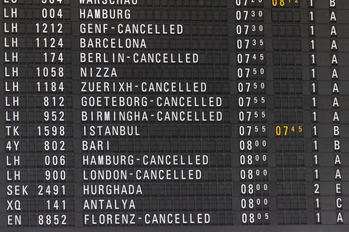 25 July 2024, Hesse, Frankfurt/Main: A display board at Frankfurt Airport shows numerous canceled departures. Air traffic was temporarily suspended after climate activists forced their way onto the airport premises early in the morning and got stuck. Phot
