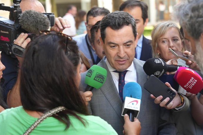 El presidente de la Junta de Andalucía, Juanma Moreno, atiende a los medios de comunicación antes de intervenir en el Pleno del Parlamento en una imagen de archivo