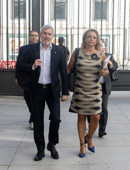 El presidente del Gobierno de Canarias, Fernando Clavijo y la diputada de Coalición Canaria Cristina Valido llegan a una sesión plenaria extraordinaria, en el Congreso de los Diputados, a 23 de julio de 2024, en Madrid (España).