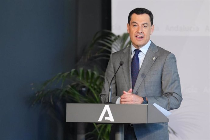 El presidente de la Junta de Andalucía, Juanma Moreno, interviene en el ato tras la firma el acuerdo, a  24 de julio de 2024, en Sevilla, Andalucía (España). (Foto de archivo).