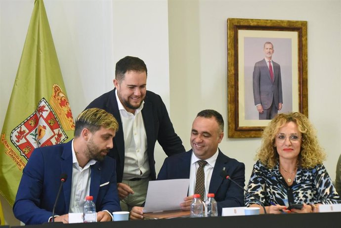 La Diputación de Granada ha celebrado este jueves su pleno ordinario del mes de julio en la localidad de Píñar, con motivo del 25 aniversario de la apertura de la Cueva de las Ventanas.