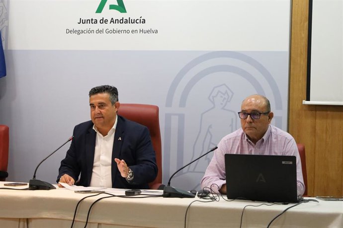 El delegado de la Junta en Huelva, José Manuel Correa, y el jefe del Servicio de Protección Civil y director del 112 en Huelva, José Luis Leandro, presentan la campaña informativa 'Cero Ahogados' y el Catálogo General de Playas de Andalucía.